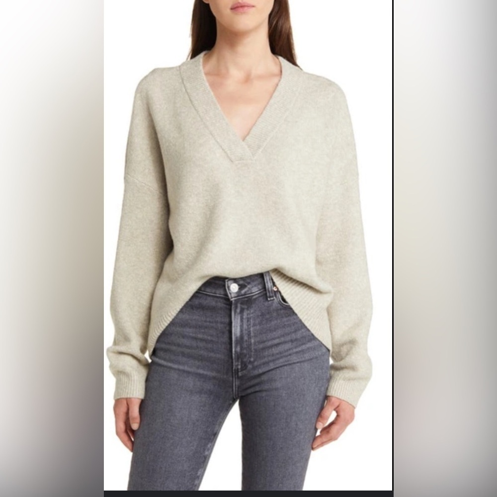 TREASURE & BOND
Oversize V-neck Sweater In Beige Castle